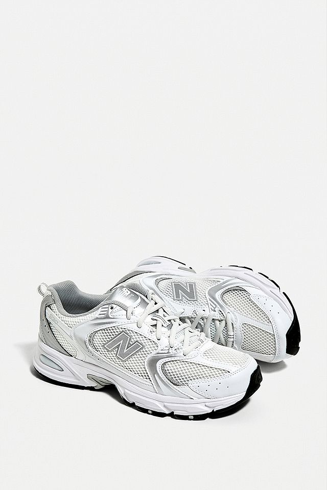 urbanoutfitters.com | New Balance – 530 Sneaker in Weiß und Silber