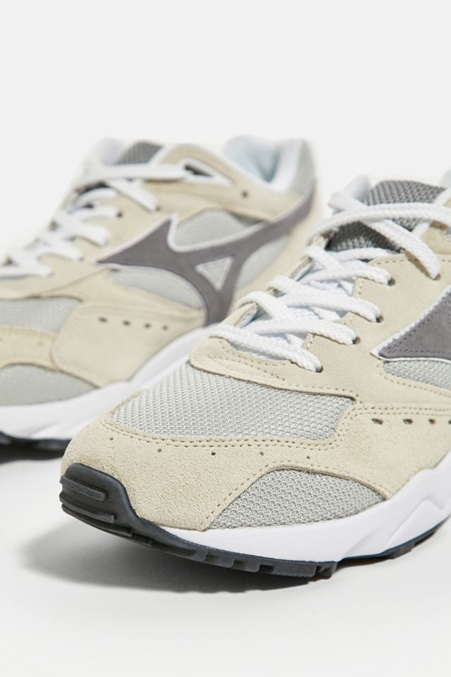 Mizuno Grey Contender Retro Runner Trainers | Urban Outfitters UK