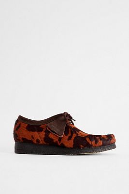 Zapatos Clarks Originals Wallabee con Estampado de Vaca Marrón