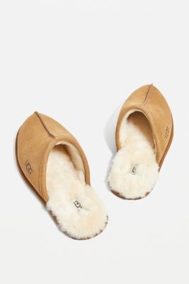 UGG Chestnut Scuff Slippers - Beige UK 10 at Urban Outfitters