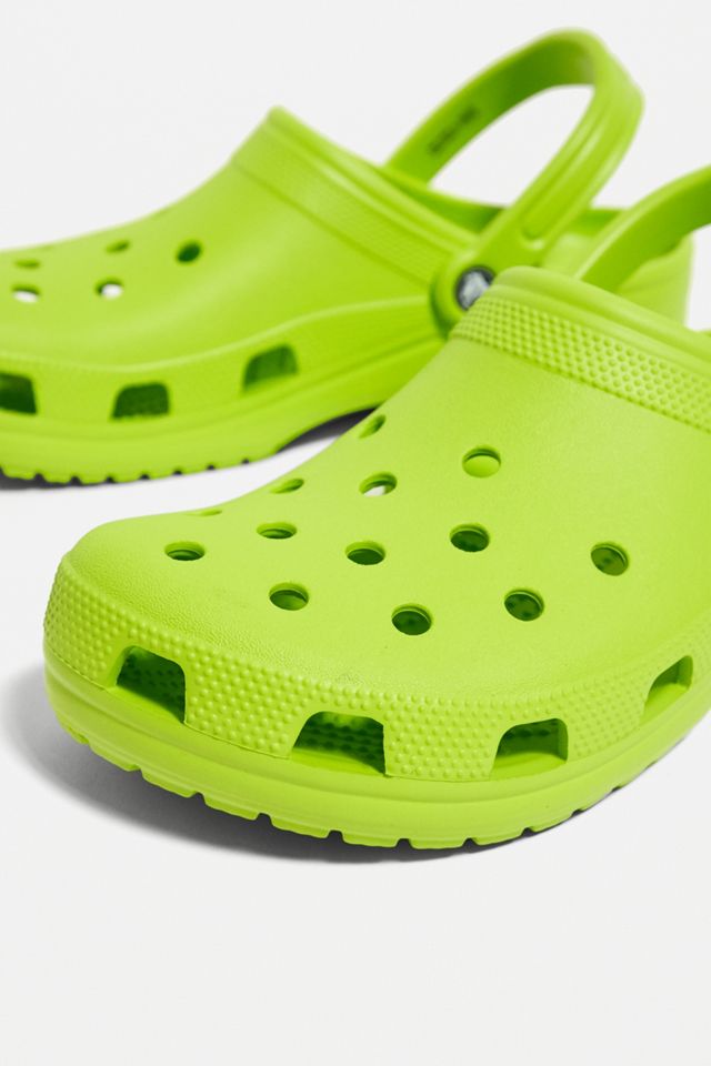 Crocs - Sabots classiques verts | Urban Outfitters FR