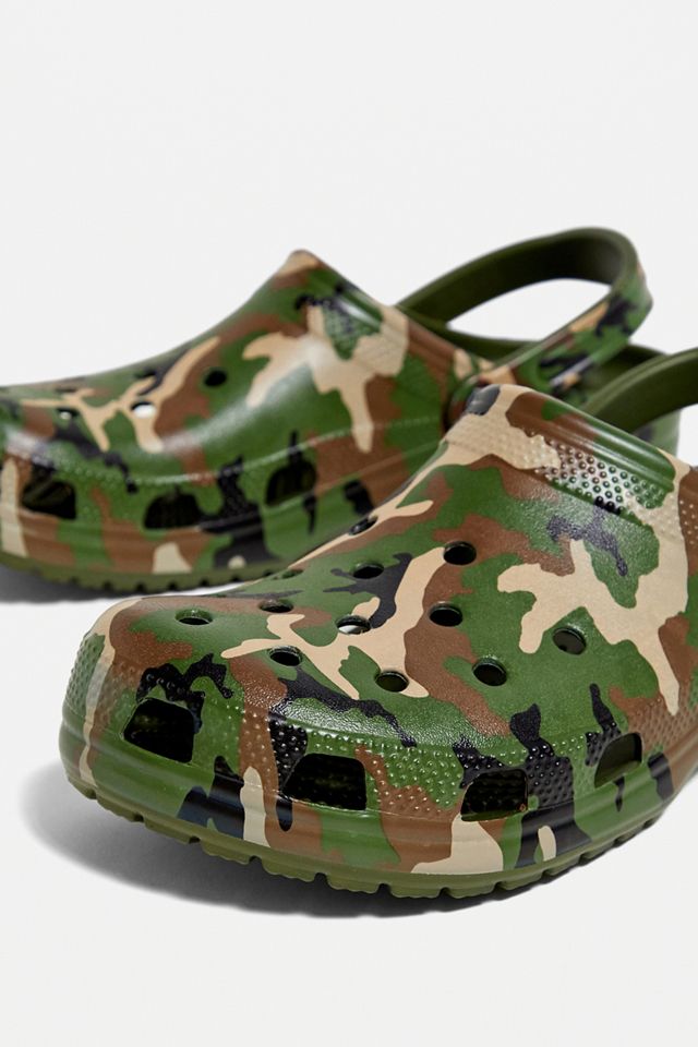 Crocs Zuecos clásicos de camuflaje Urban Outfitters ES
