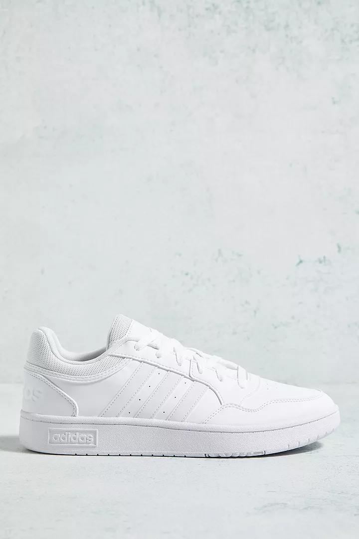 urbanoutfitters.com | adidas – Niedrige Sneaker „Hoops 3.0“ in Weiß