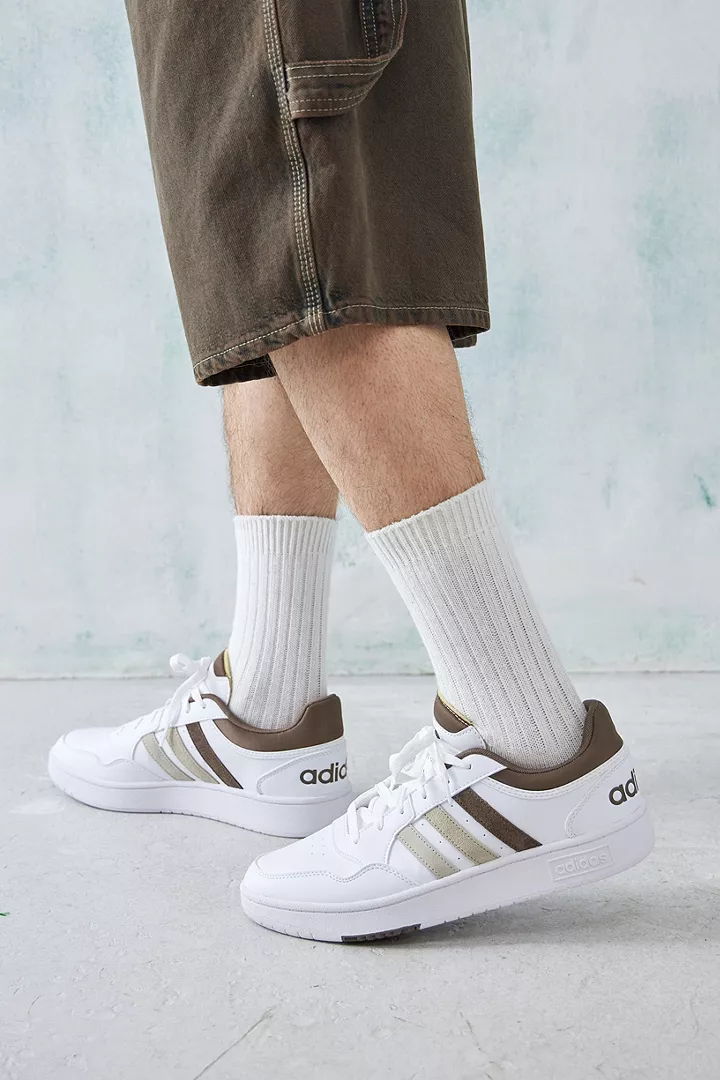 urbanoutfitters.com | adidas – Flache Sneaker „Earth Hoops 3.0“ in Weiß