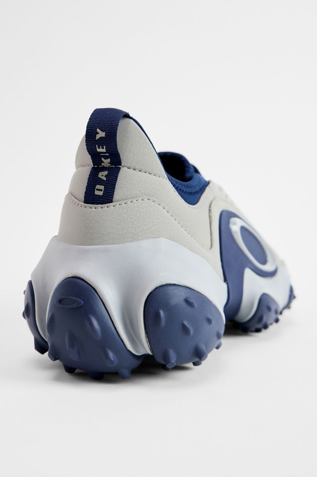 Oakley Cement & Navy Edge Icon Trainers | Urban Outfitters UK