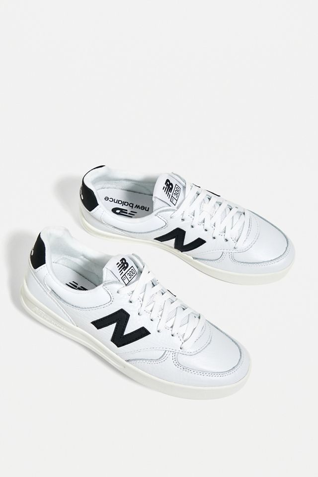 New Balance Baskets CT300 noires et blanches Urban Outfitters FR