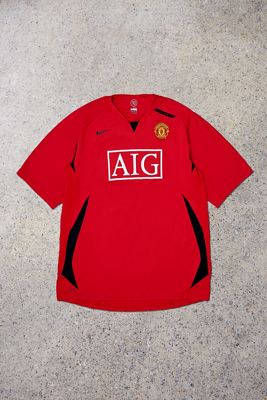 Urban Renewal One-Of-A-Kind Thrifty Towel Manchester United 2004/06 Training Football Shirt
