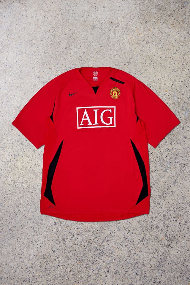 Urban Renewal One-Of-A-Kind Thrifty Towel Manchester United 2004/06 Training Football Shirt