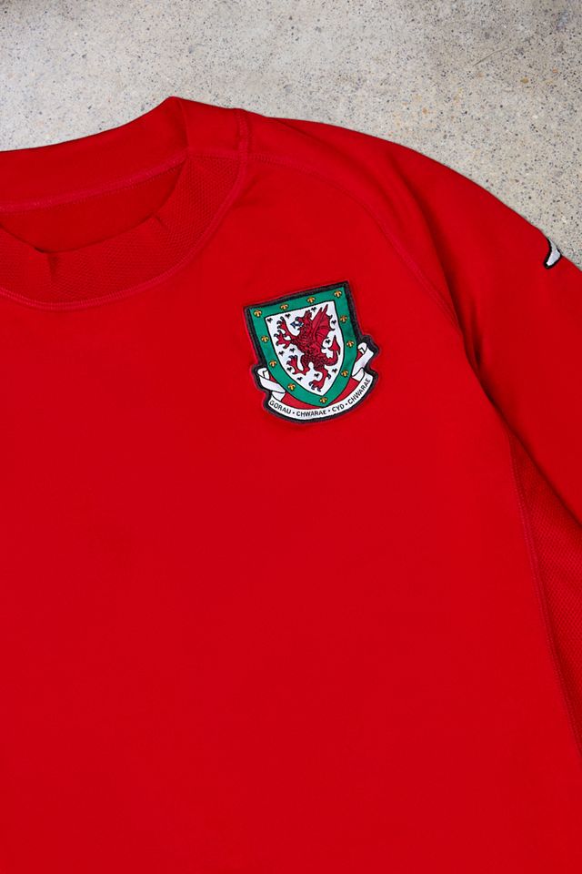 Urban Renewal One-Of-A-Kind Thrifty Towel Wales Home 2004/06 Football Shirt #1