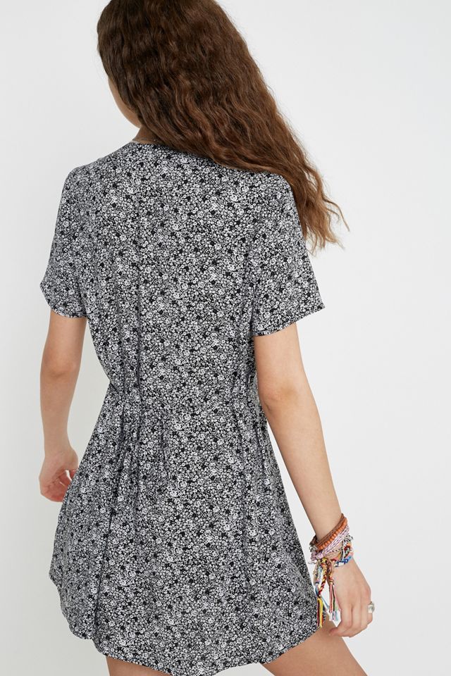 Urban Outfitters Archive '90s Mono Daisy Scoop Neck Tea Dress | Urban  Outfitters UK