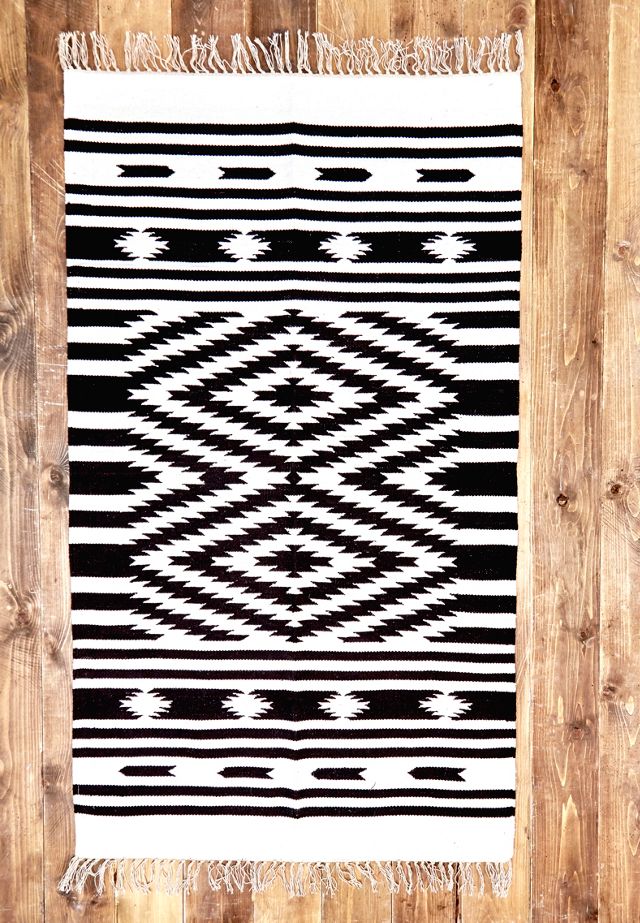 Teppich in Schwarz und Weiß mit Rautendesigns, 3 x 5 Fuß #3