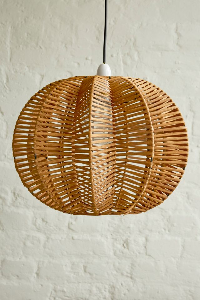 Colgante de ratán oscuro Sombra clara Urban Outfitters ES