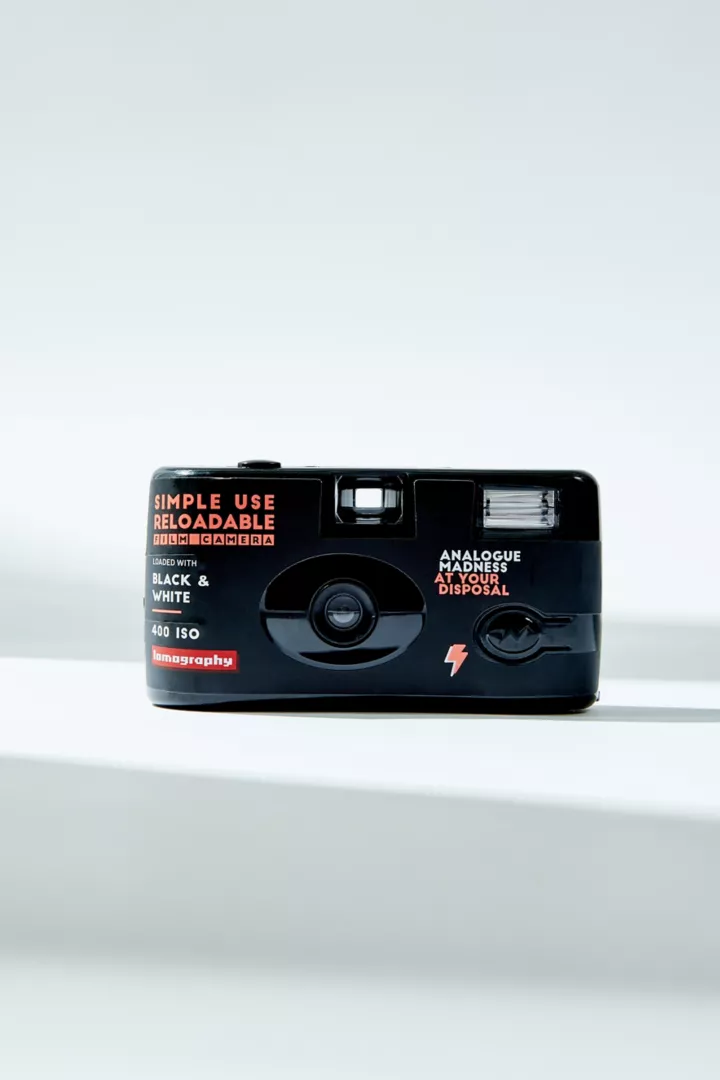 urbanoutfitters.com | Lomography – Mehrwegkamera „Simple Use Reusable 35 mm-Film‟ für Schwarzweißaufnahmen