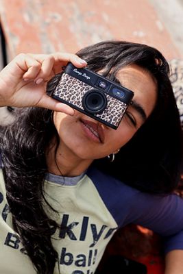 Cámara Digital V2 Sin Pantalla con Estampado de Leopardo Exclusiva de UO Camp Snap