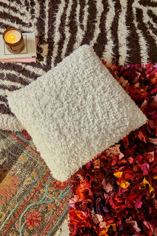 Coussin en bouclé écru #1