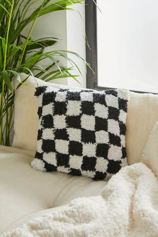 Mini coussin tuft damier noir et blanc Urban Outfitters FR