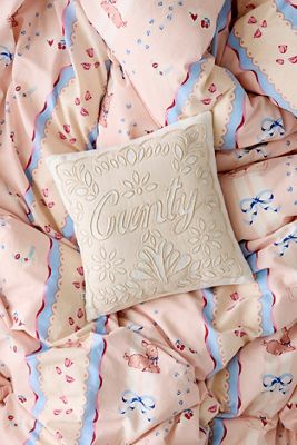 Broderie C*nty Kissen