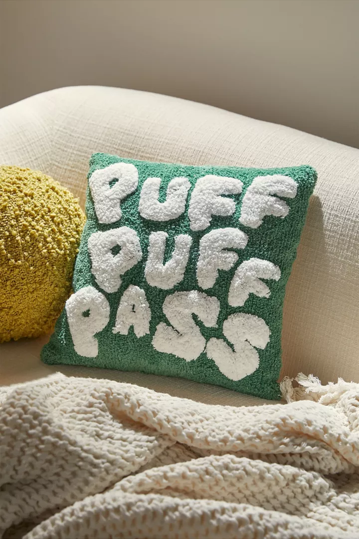 urbanoutfitters.com | Getuftetes Kissen „Puff Puff Pass" in Grün