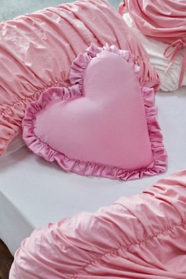 Cojín de Satén Rosa con Volantes en Forma de Corazón