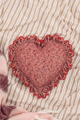 Coussin Clarissa à volants en forme de cœur