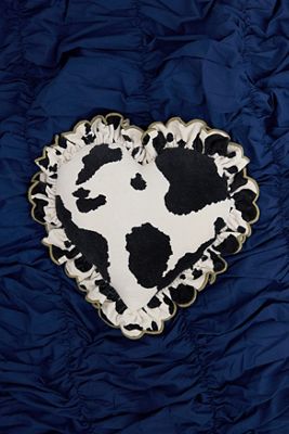Kuhfell-Kissen mit Rüschen in Herzform