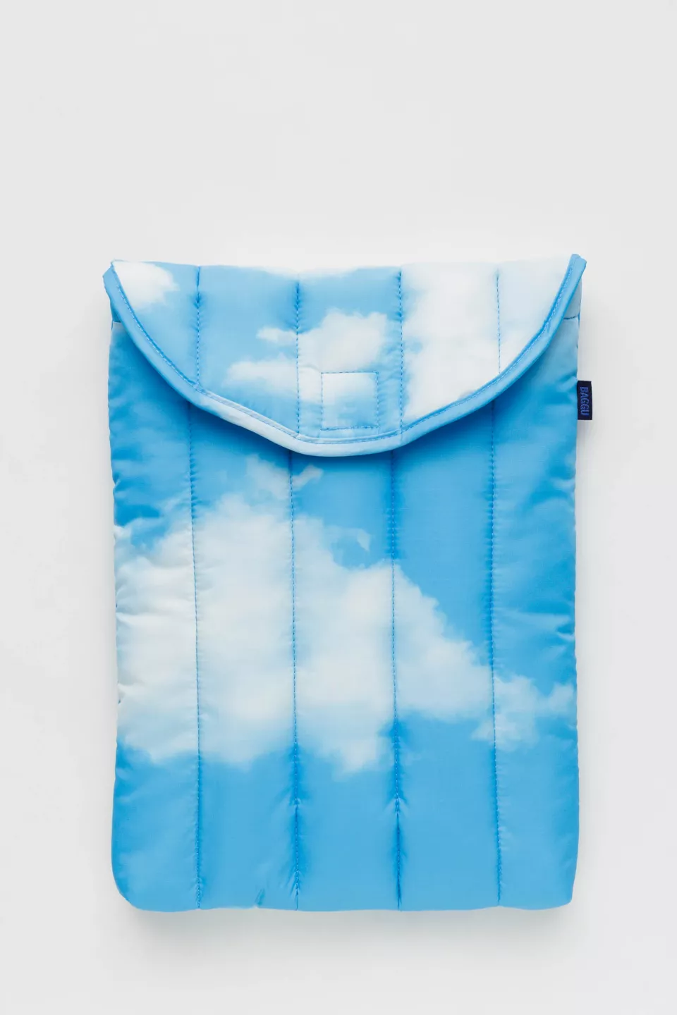 urbanoutfitters.com | BAGGU – 13"-Laptophülle mit Wolkenprint