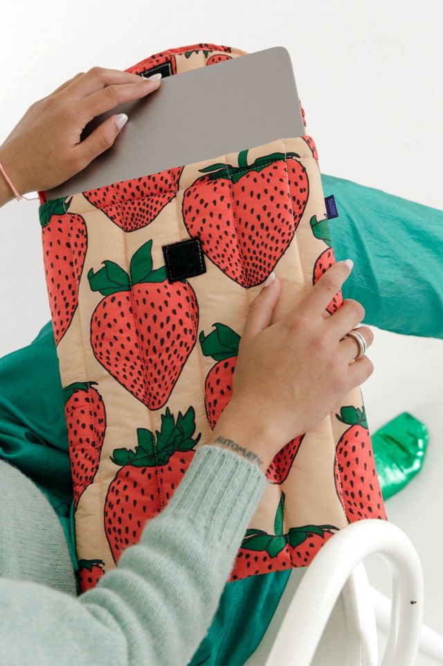 Funda para Portátil de 16" BAGGU con Diseño de Fresa #1