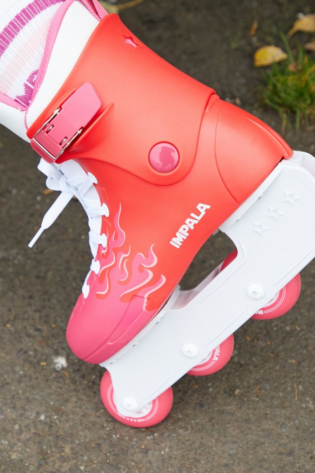 Garçon Heureux Patinant Sur Des Patins à Roulettes Chaussures à