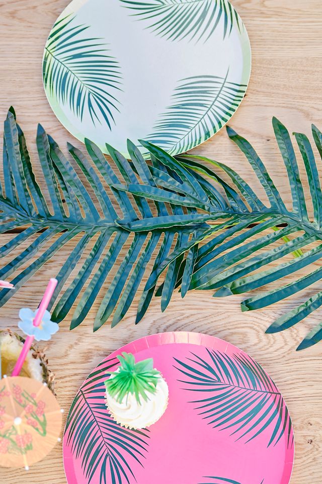 Ginger Ray Foliage Garland | Urban Outfitters UK