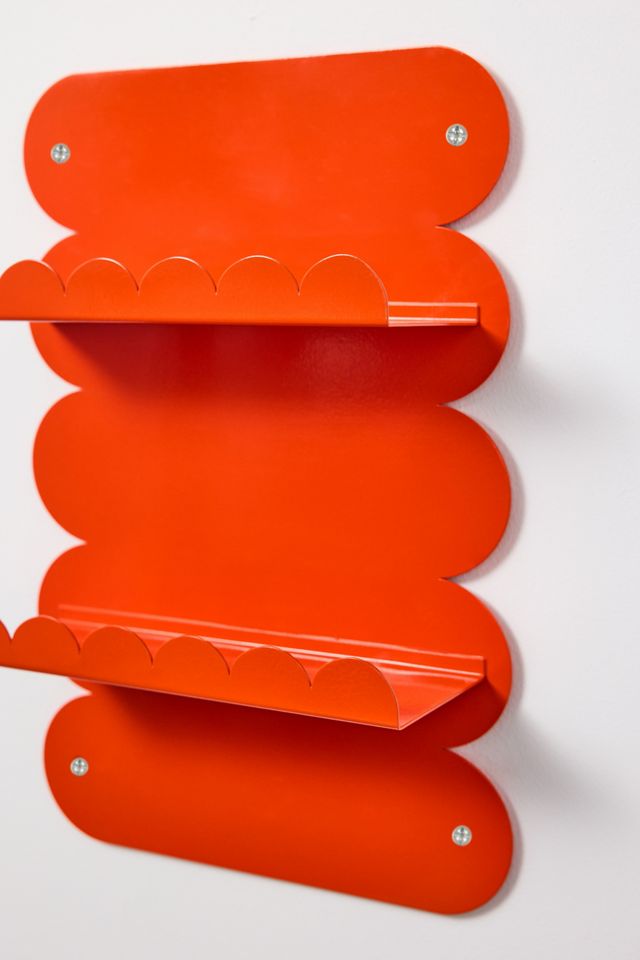 Orangefarbenes Wandregal mit Muschelkante #1