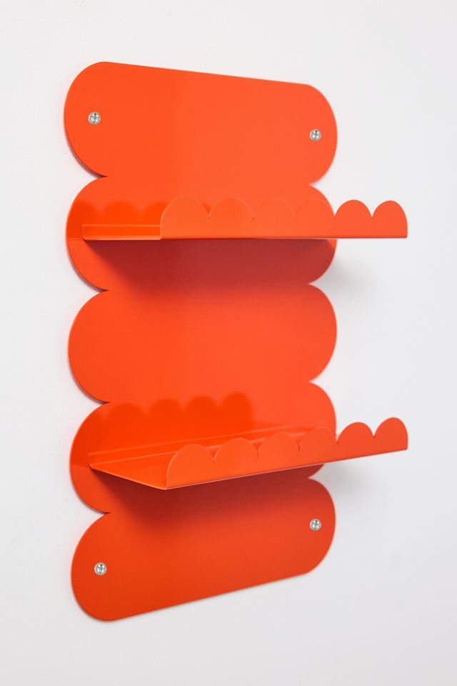 Orangefarbenes Wandregal mit Muschelkante #2