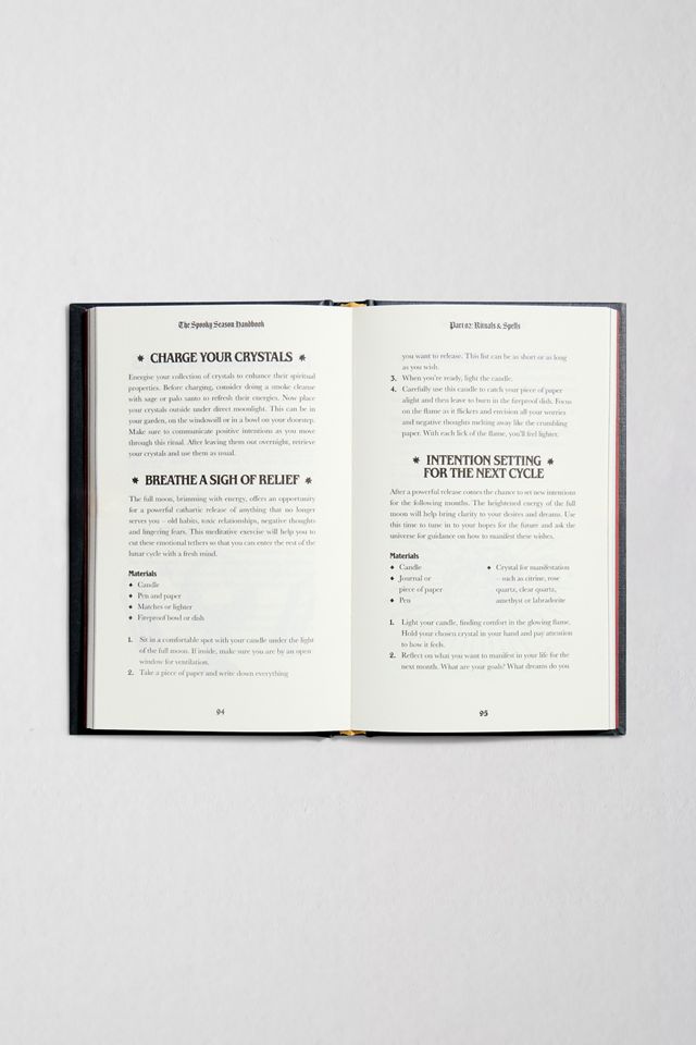Le Manuel de la Saison Effrayante : Le Guide Ultime Pour Célébrer La Meilleure Période De L'Année Par Bea Witched #1