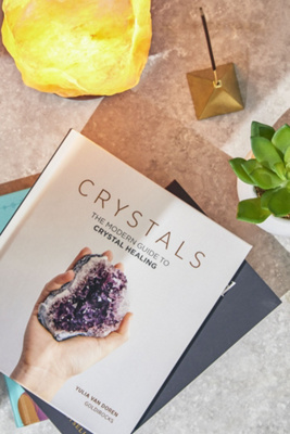 Crystals : The Modern Guide to Crystal Healing | Urban Outfitters FR