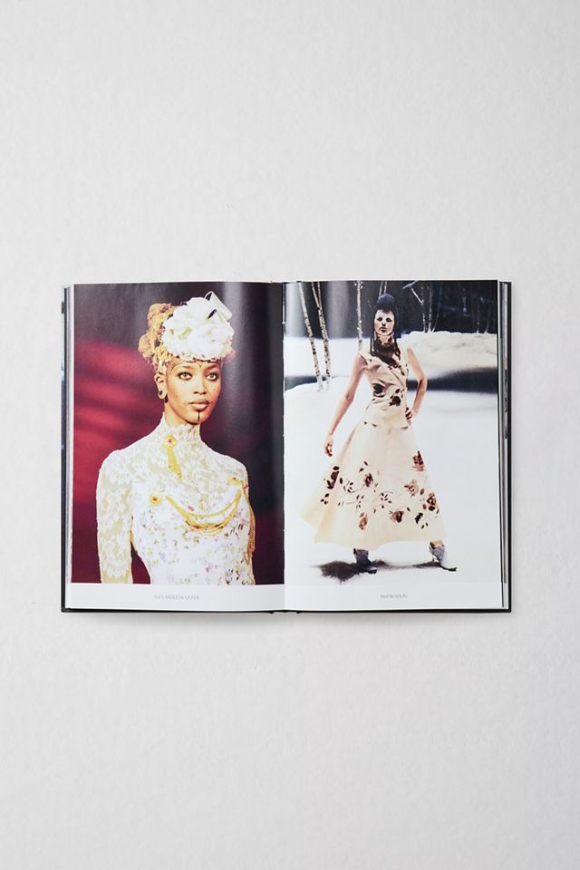 Alexander McQueen: Fashion Icon By Editors of Createur Magazine #1