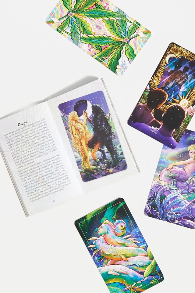 Mazzo e guida dell'oracolo della cannabis di Maggi Wilson e Ejiwa Ebenebe Urban Outfitters IT
