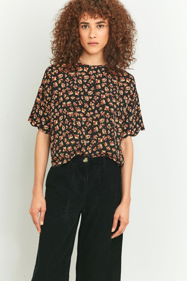 Pins & Needles Scallop Edge Floral T-shirt