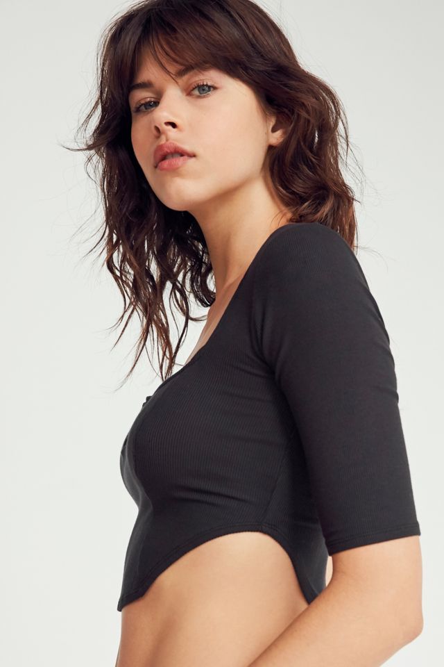 Kimchi Blue – Crop Top „Marilyn“ mit Einkerbung #1