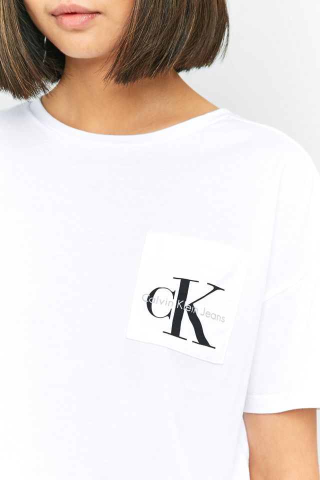 Calvin Klein Camiseta de bolsillo recortada blanca #2