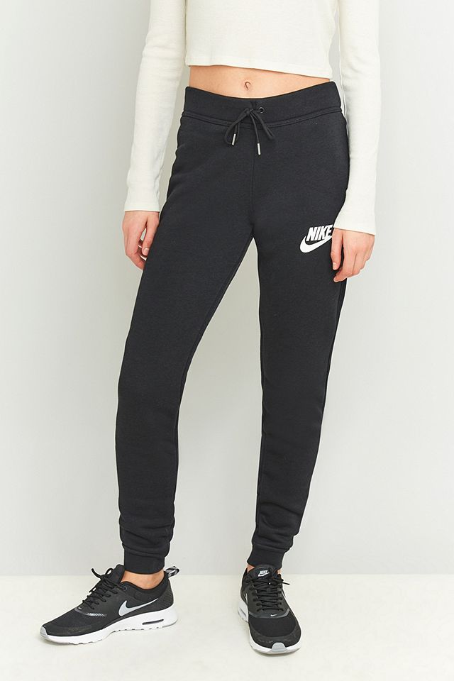 Person in charge methane shade Nike – Sportliche Jogginghose „Rally“ in Schwarz | Urban Outfitters DE