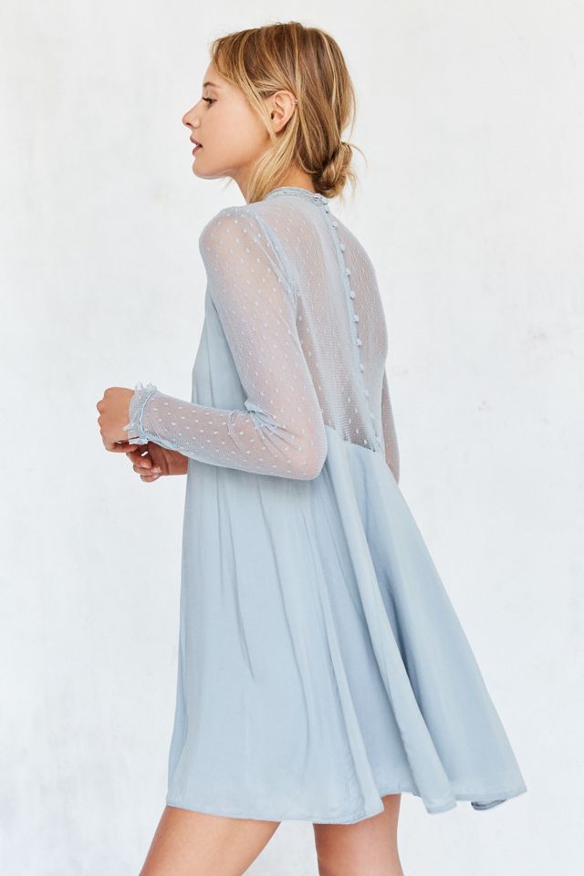 Kimchi Blue - Robe Constance bleue en tulle plumetis avec encolure brodée en trompe-l'œil #1