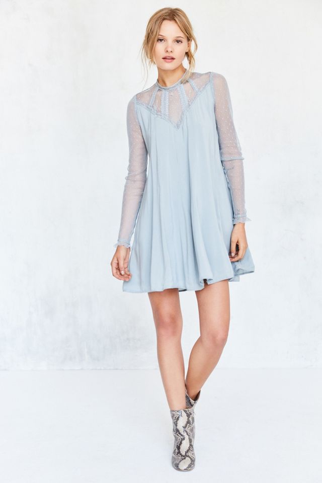 Kimchi Blue - Robe Constance bleue en tulle plumetis avec encolure brodée en trompe-l'œil #4