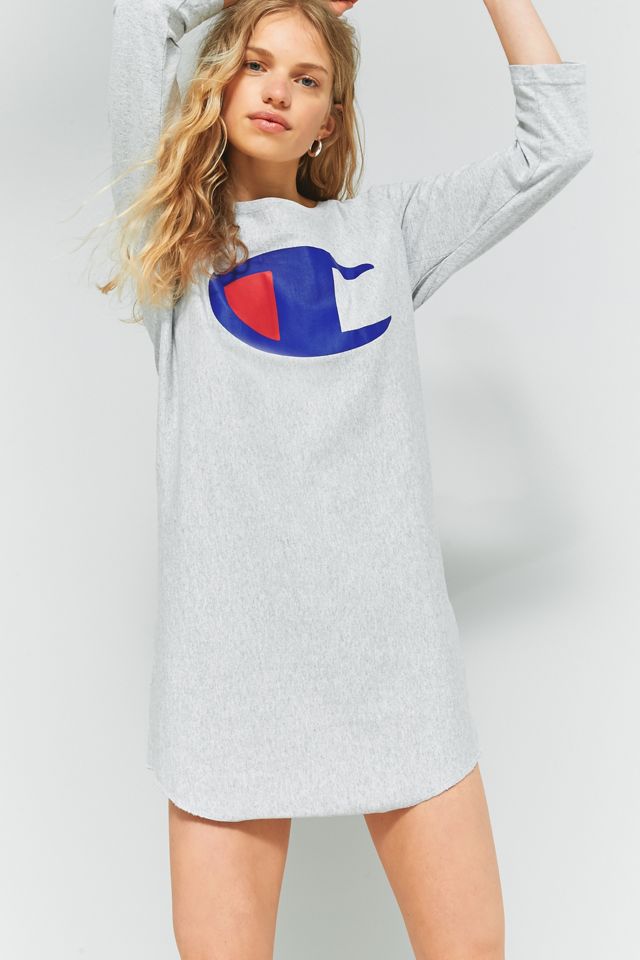 Champion Robe t-shirt grise avec grand logo Urban Outfitters FR