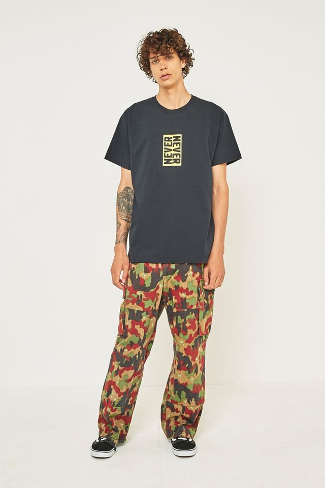 Camiseta UO Black and Yellow Never Never #4