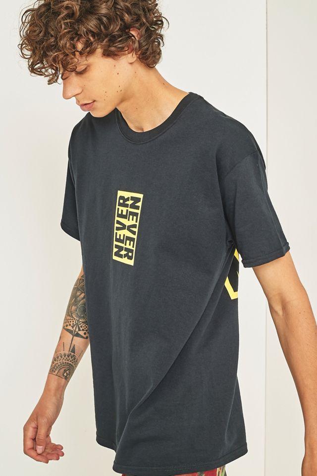Camiseta UO Black and Yellow Never Never #5