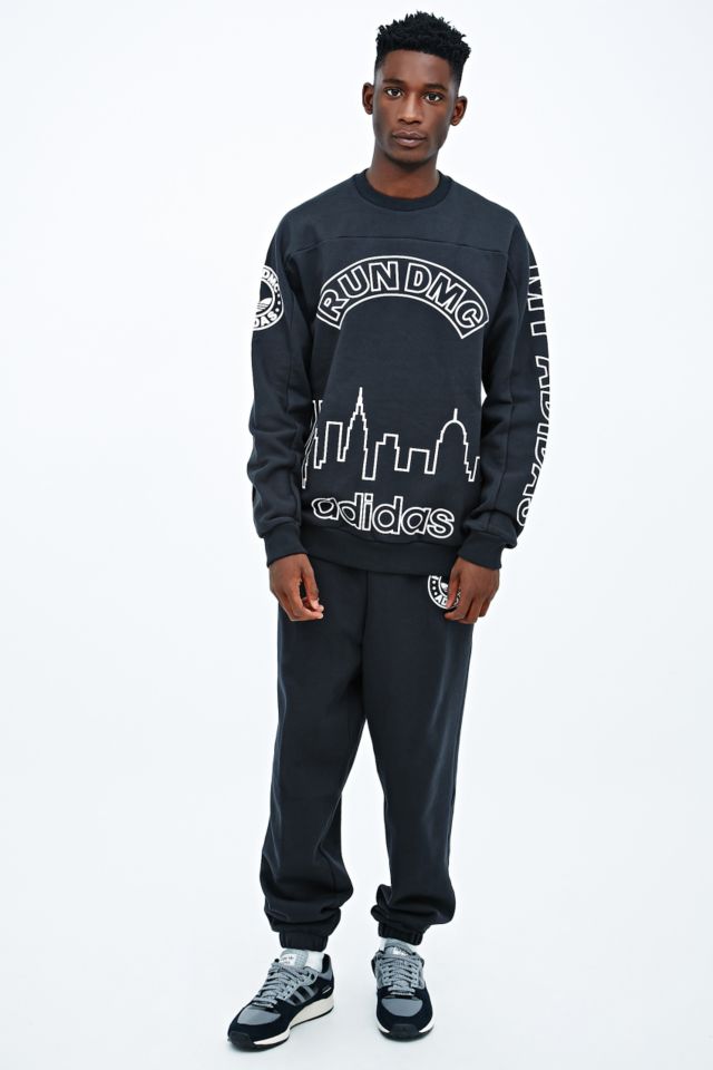 gemelo Discriminatorio Sentirse mal Adidas Originals X Run DMC Skyline Sweatshirt in Black | Urban Outfitters UK