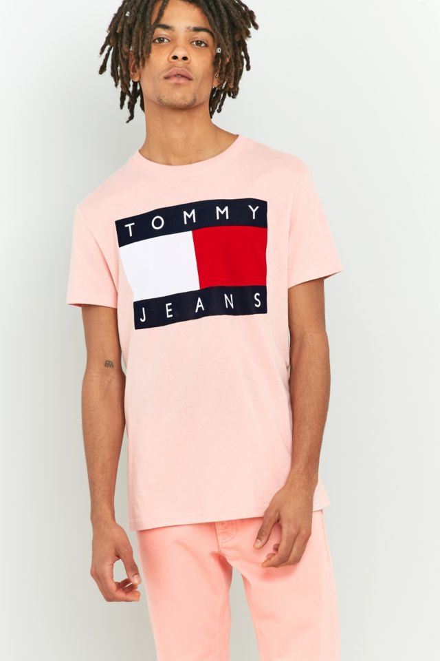 Tommy Jeans '90s Flocked Logo Quartz Pink T-shirt | Urban Outfitters UK
