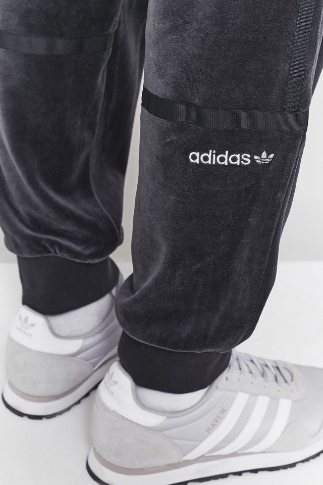 adidas – Velours-Trainingshose „Challenger“ in Schwarz #2