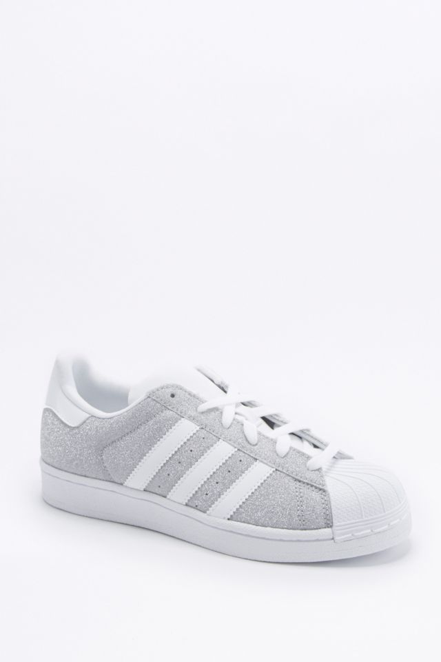 Overdreven werkzaamheid Pelagisch adidas Originals Superstar Silver Glitter Trainers | Urban Outfitters UK