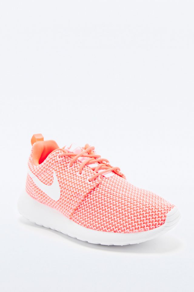 jalea Frontera presente Nike Roshe Run Trainers in Coral | Urban Outfitters UK
