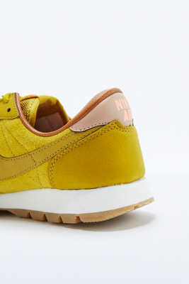 nike mustard trainers